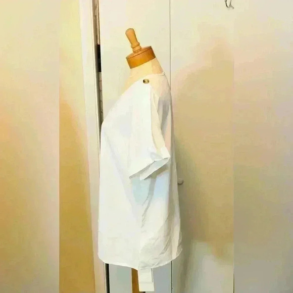 Bloomchic NWT White Rounded Neckline Faux Tab Sleeves with Button Detail Size 12 - Picture 4 of 12